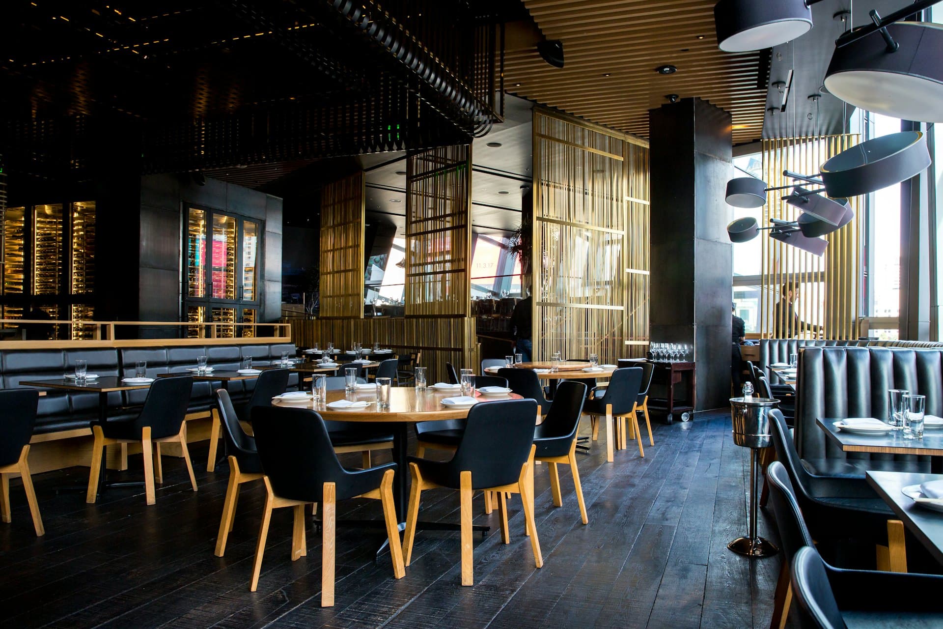 Terasa restorana s modularnim Bergo podom otpornim na vodu i promet gostiju